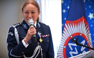 Policjantka z mikrofonem.