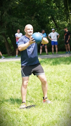 Mężczyzna rzuca piłką.